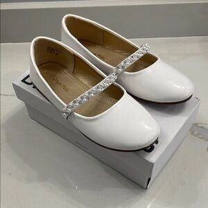 Dream Pairs White Dress Shoes with Classic Silhouette